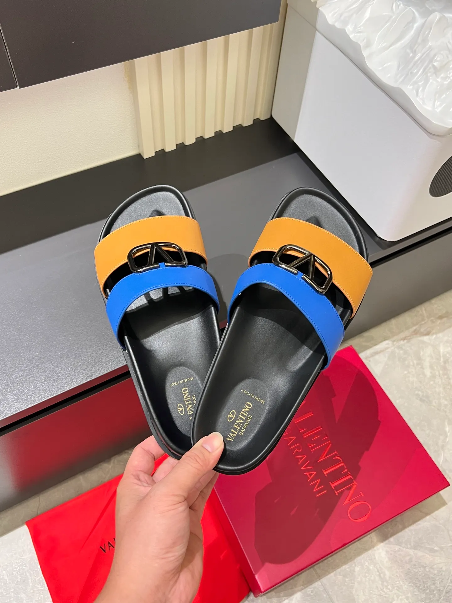 Men's shoes 💰p300 VALENTINO Men's 🧍‍♂️ Spring and summer new style metal logo flat slippers, elegant sandals, the same style worn by celebrities, original molding, imported calfskin. Rubber outsole. Soft and durable, full set of counter packaging size: 39-44 (.45.46 customized)